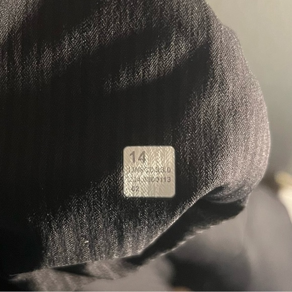 Lululemon Black Cropped studio pants size 14 - Picture 4 of 6